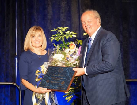 Lady receives award from man 